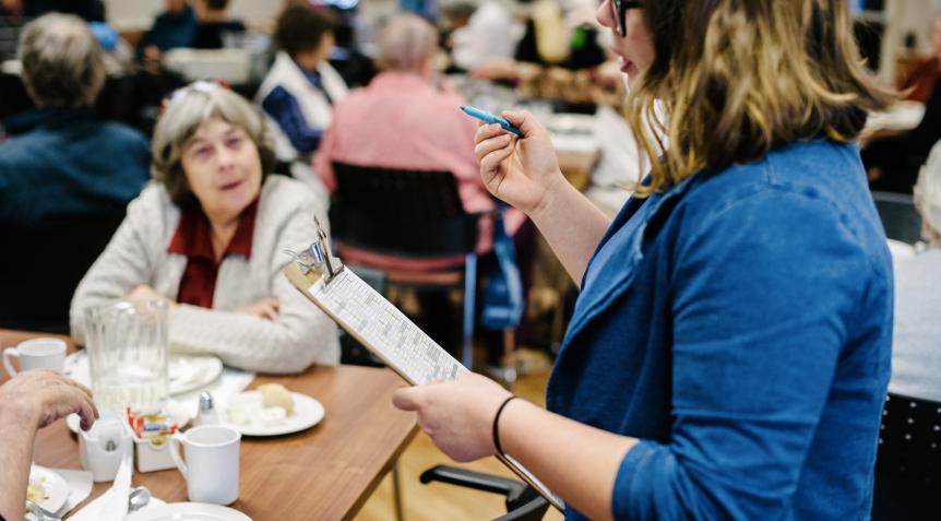 Une employée prend les présences lors du repas au Mile-End