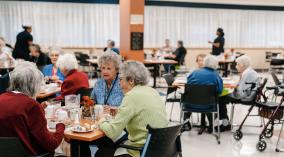 Le repas entre amis à Maywood