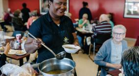 Le service aux tables est fait avec le sourire à Rosalie-Cadron